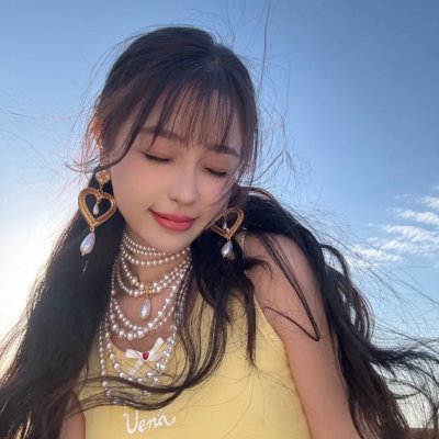小鬼头上的女人